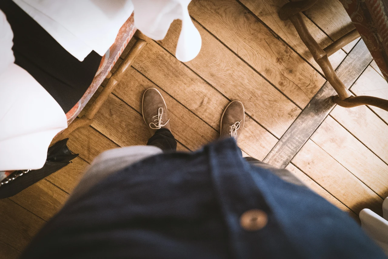 Togliersi le scarpe in casa: il gesto semplice che favorisce la salute Immagine selezionata