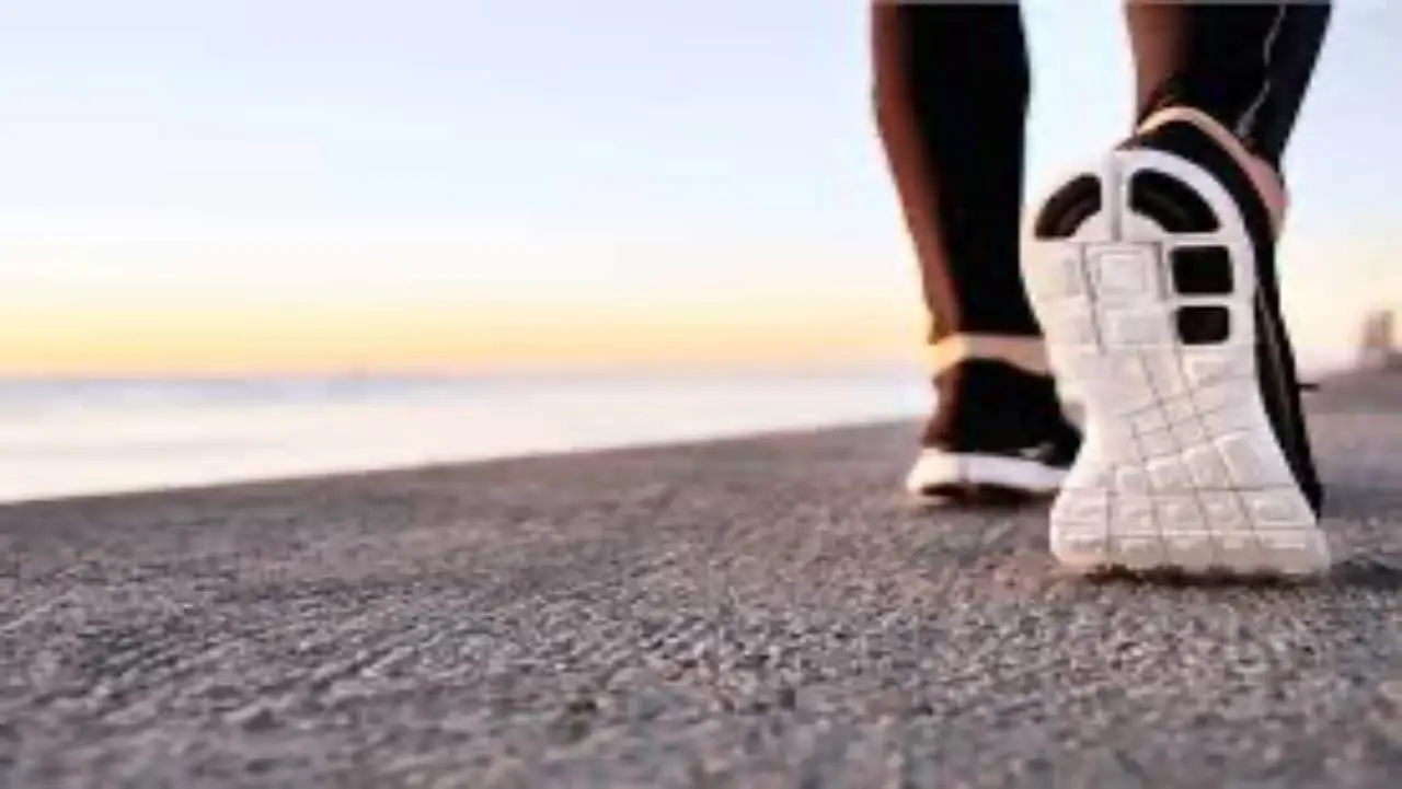 Togliersi le scarpe in casa: il gesto semplice che favorisce la salute Immagine selezionata