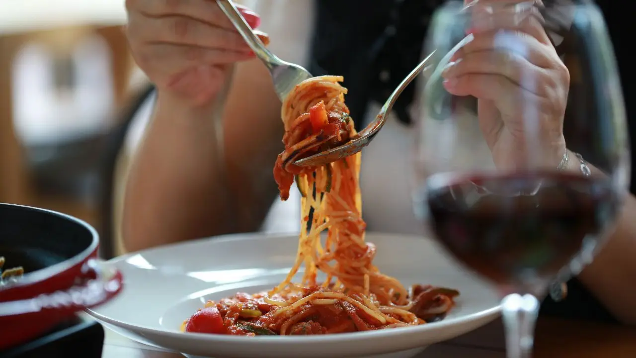 Perché masticare lentamente fa bene alla salute Perché masticare lentamente fa bene alla salute
