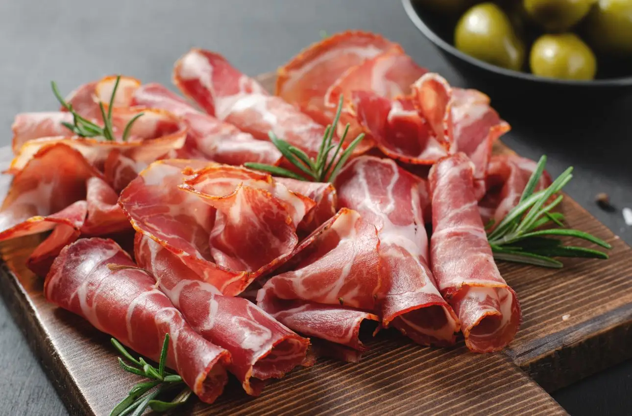 Non mangiare salumi più di due volte a settimana: ecco il motivo Non mangiare salumi più di due volte a settimana: ecco il motivo