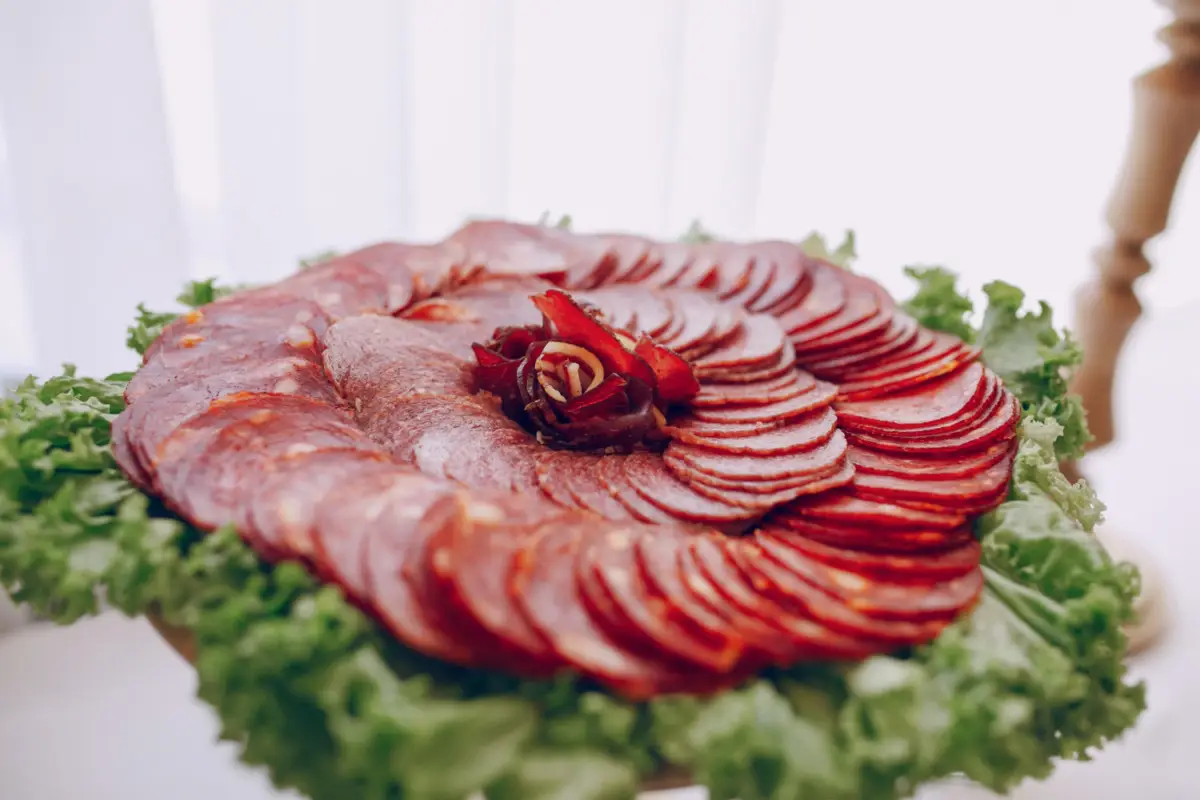 Non mangiare salumi più di due volte a settimana: ecco il motivo Non mangiare salumi più di due volte a settimana: ecco il motivo