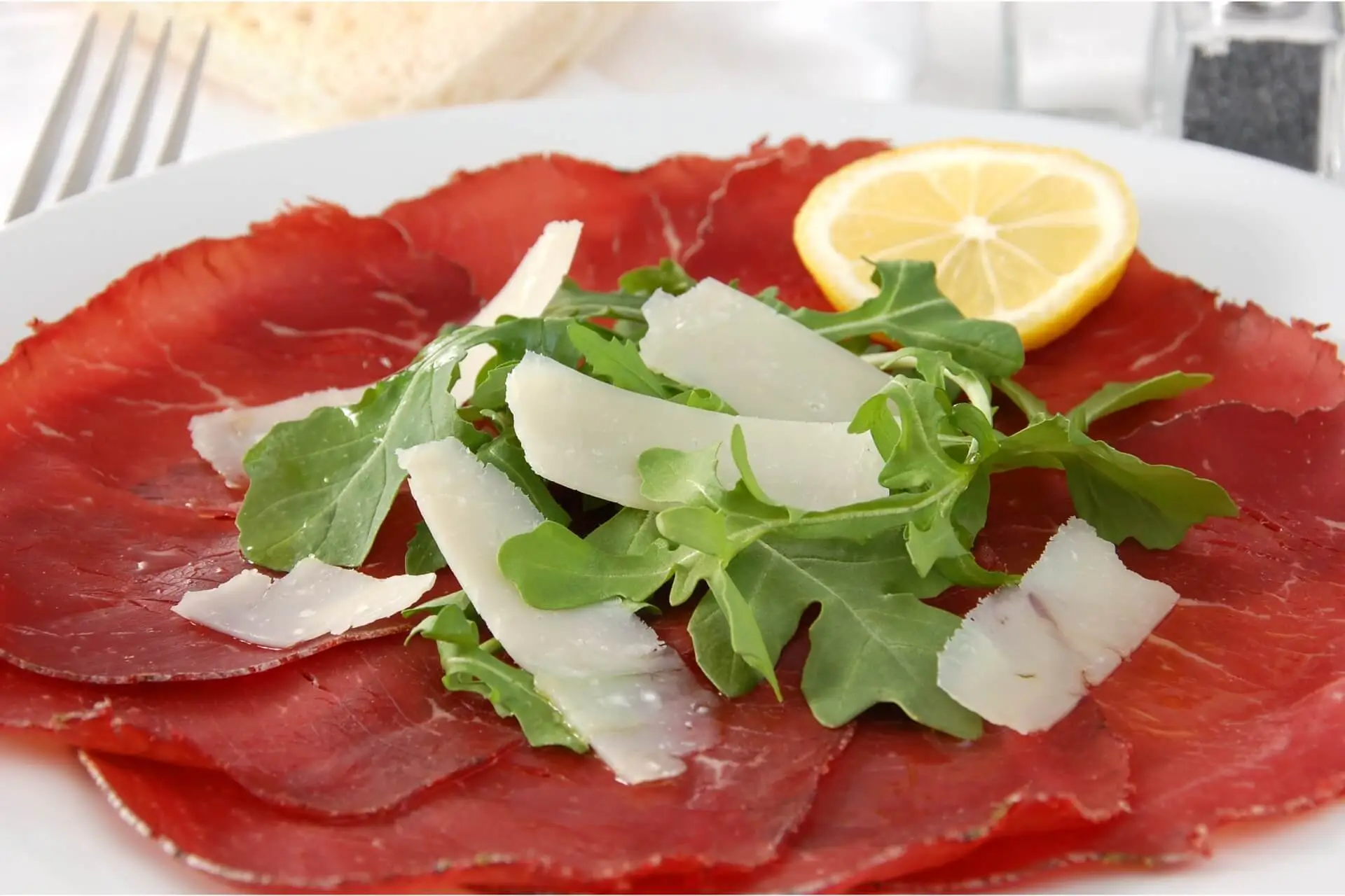 Non mangiare salumi più di due volte a settimana: ecco il motivo Non mangiare salumi più di due volte a settimana: ecco il motivo