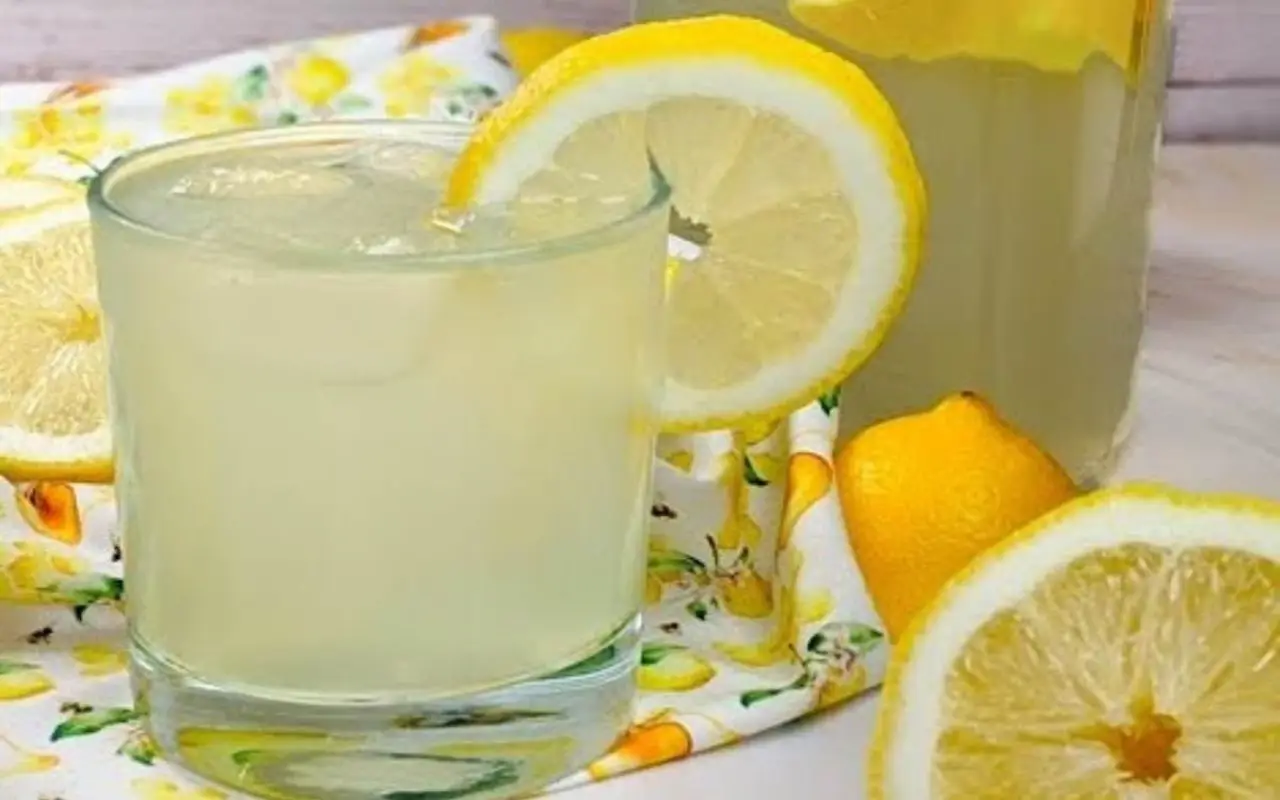 Scopri perché l’acqua aromatizzata è la nuova tendenza per l’idratazione estiva Scopri perché l’acqua aromatizzata è la nuova tendenza per l’idratazione estiva