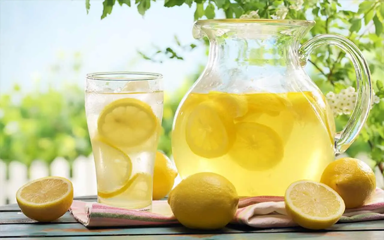 Scopri perché l’acqua aromatizzata è la nuova tendenza per l’idratazione estiva SC - acqua aromatizzata