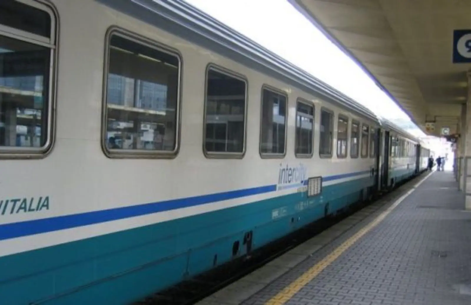 Come muoversi facilmente a Roma: trucchi per evitare il traffico spiegati da un esperto SC - Mezzi pubblici romani o scooter tra il traffico