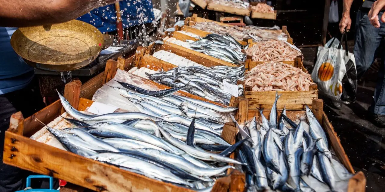 I mercati più caratteristici Italiani: ecco la classifica dei più belli SC - Bancarelle di mercato con prodotti tipici romani